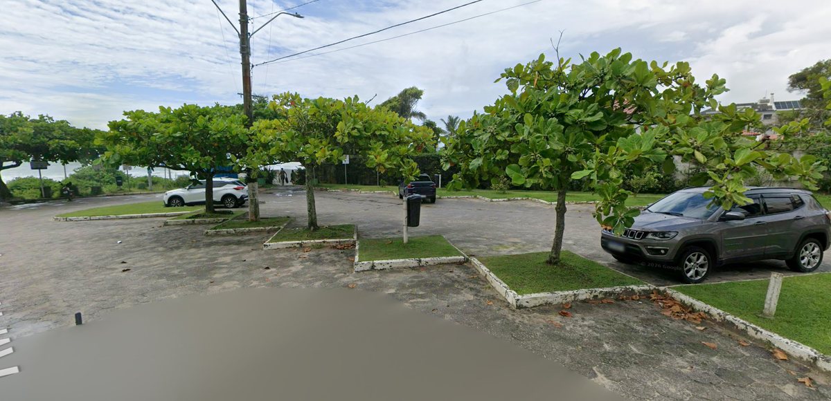 O bolsão de estacionamento ao lado do Le Barbaron
